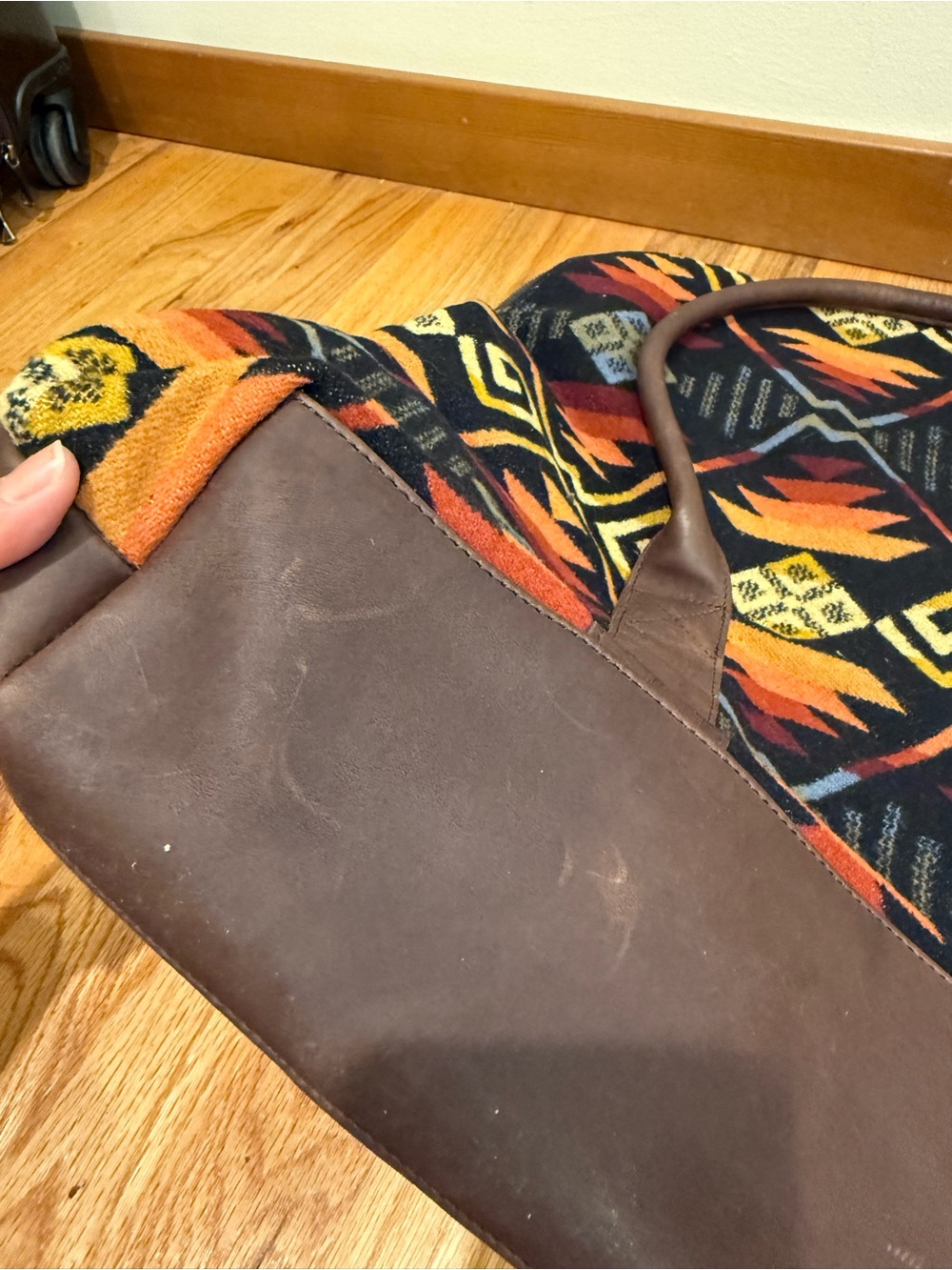Pendleton Overnight Leather Tote Bag - Picture 8 of 9